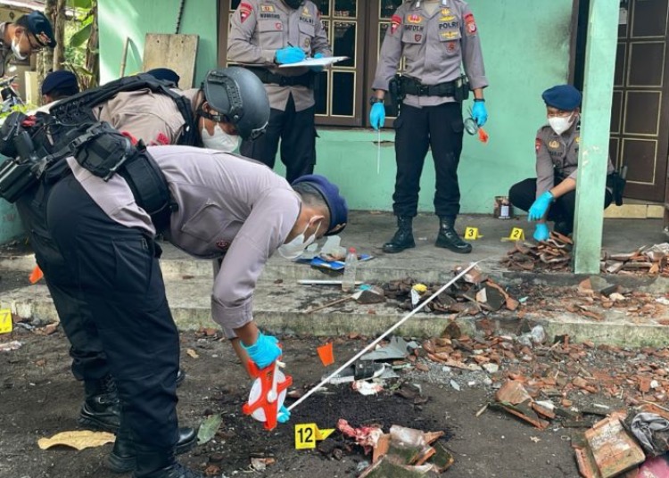 Jibom Gegana Polda DIY sterilisasi TKP ledakan bahan petasan di Bantul 1 GEGANA SELIDIKI LEDAKAN BANTUL
