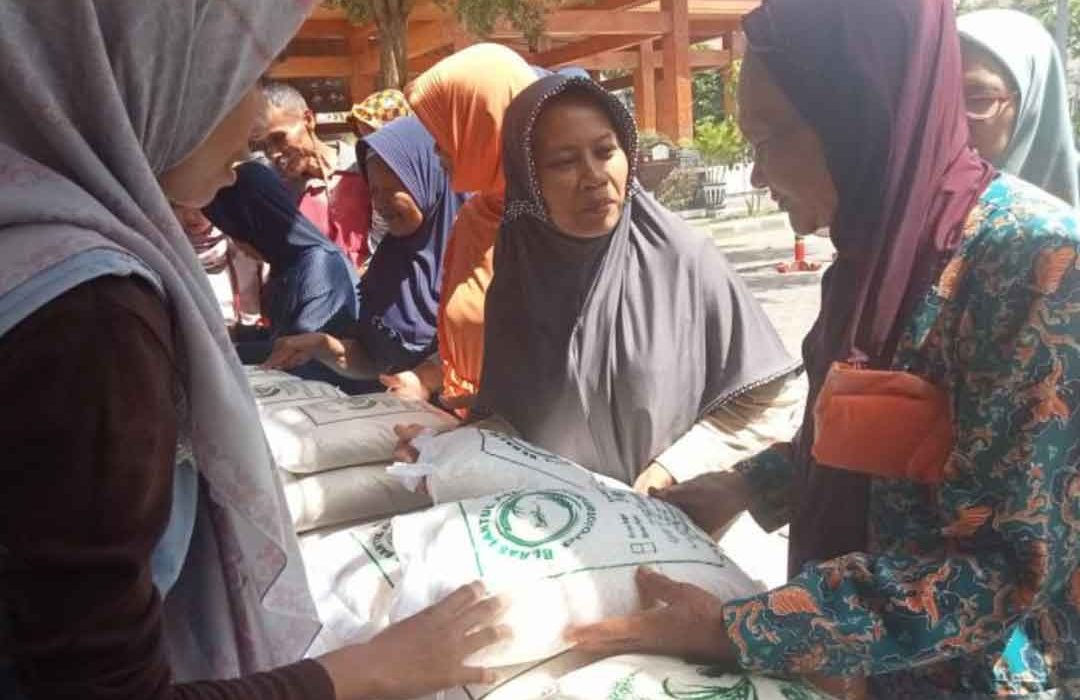 Pemkab Bantul gelontorkan 4 ton beras pada Gerakan Pangan Murah 1 PEMBAGIAN BERAS DI BANTUL