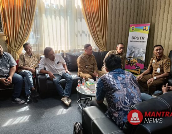 KAWAL WARGA: Camat Dukuhseti Agus Sunarko (kiri) bersama warga Dukuhseti perwakilan Komunitas Peduli Lingkungan (Kopilink) Sekar Arum dan Persatuan Masyarakat Dukuhseti (Pemandu), saat menagih janji perbaikan jalan Tayu-Puncel di Kantor Pejabat Pembuat Komitmen (PPK) 3.2 Provinsi Jawa Tengah, Senin 27 Mei 2024. (Nailin RA/Mantranews.id)