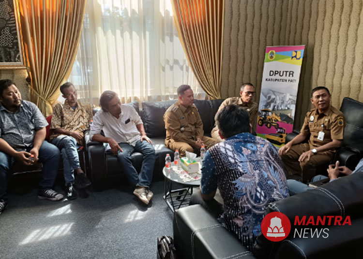 KAWAL WARGA: Camat Dukuhseti Agus Sunarko (kiri) bersama warga Dukuhseti perwakilan Komunitas Peduli Lingkungan (Kopilink) Sekar Arum dan Persatuan Masyarakat Dukuhseti (Pemandu), saat menagih janji perbaikan jalan Tayu-Puncel di Kantor Pejabat Pembuat Komitmen (PPK) 3.2 Provinsi Jawa Tengah, Senin 27 Mei 2024. (Nailin RA/Mantranews.id)