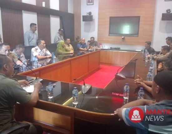 AUDIENSI: Ormas Mantra bersama dengan PKL Alun-Alun Simpang Lima Pati saat bertemu dengan jajaran terkait, Senin 27 Mei 2024. (Arif Febriyanto/Mantranews.id)