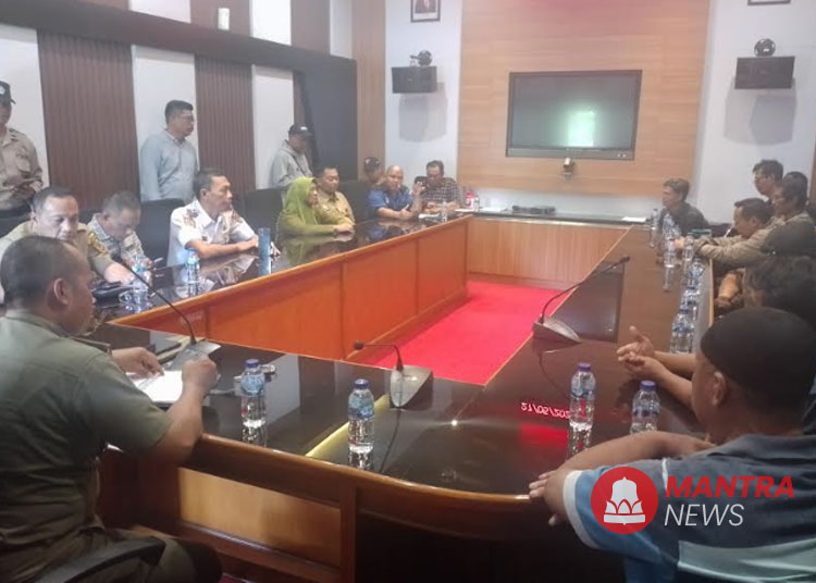 AUDIENSI: Ormas Mantra bersama dengan PKL Alun-Alun Simpang Lima Pati saat bertemu dengan jajaran terkait, Senin 27 Mei 2024. (Arif Febriyanto/Mantranews.id)