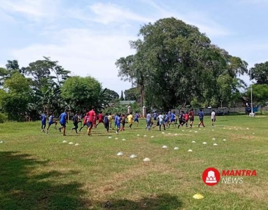 ASAH SKILL: Sejumlah atlet sepak bola di Kabupaten Jepara sedang berlatih. (Muhammad Aminudin/Mantranews.id)