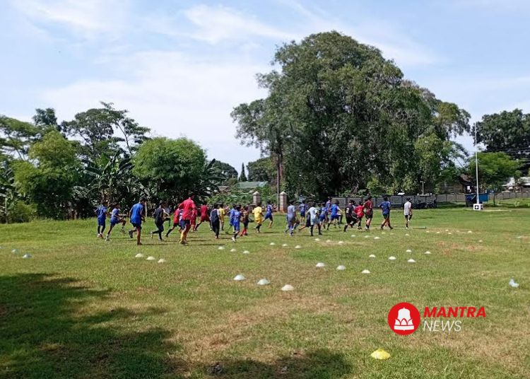 ASAH SKILL: Sejumlah atlet sepak bola di Kabupaten Jepara sedang berlatih. (Muhammad Aminudin/Mantranews.id)