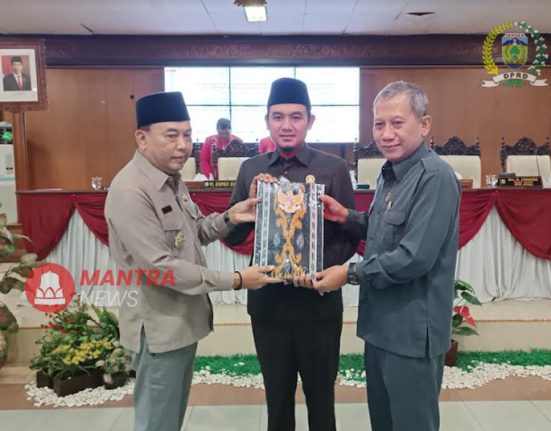 SIMBOLIS: Pimpinan DPRD Jepara saat menerima 5 usulan Ranperda dari Pj Bupati Jepara. (Tomi Budianto/Mantranews.id)