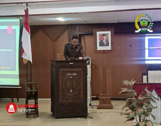 Anggota DPRD Jepara Padmono Wisnugroho saat menyampaikan penjelasan tentang pengusulan hak interpelasi dalam kasus PT Bank Jepara Artha (BJA) di ruang rapat paripurna DPRD Jepara pada Rabu, 12 Juni 2024. (Tomi Budianto/Mantranews.id)