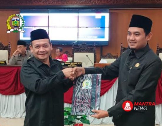 SIMBOLIS: Ketua DPRD Kabupaten Jepara, Haizul Ma'arif (kanan), menyerahkan berita acara penetapan Plt Wakil Ketua DPRD Jepara kepada Miftahur Roqib. (Tomi Budianto/Mantranews.id)