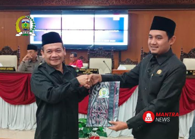 SIMBOLIS: Ketua DPRD Kabupaten Jepara, Haizul Ma'arif (kanan), menyerahkan berita acara penetapan Plt Wakil Ketua DPRD Jepara kepada Miftahur Roqib. (Tomi Budianto/Mantranews.id)