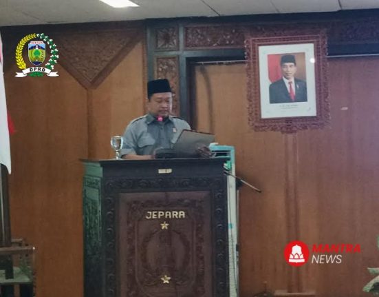 Anggota Banggar DPRD Jepara, Nur Hidayat, memaparkan hasil pembahasan Ranperda pertanggungjawaban pelaksanaan APBD Jepara tahun 2023, Sabtu, 6 Juli 2024. (Tomi Budianto/Mantranews.id)
