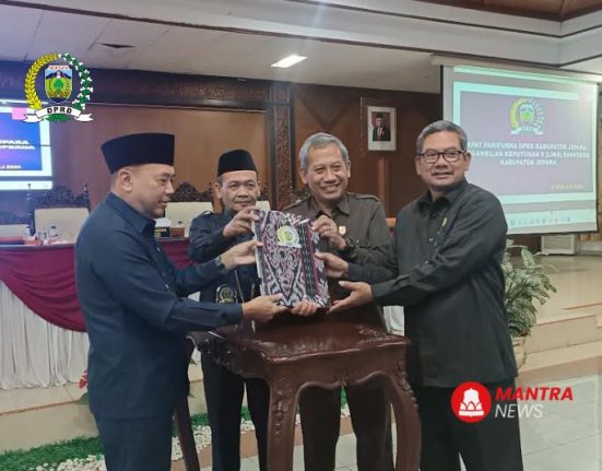 SIMBOLIS: Wakil Ketua Dewan Perwakilan Rakyat (DPRD) Kabupaten Jepara, Pratikno (kanan), menyerahkan rekomendasi pembahasan pendapatan asli daerah kepada Penjabat Bupati Jepara, Edy Supriyanta (kiri), Sabtu, 6 Juli 2024. (Tomi Budianto/Mantranews.id)