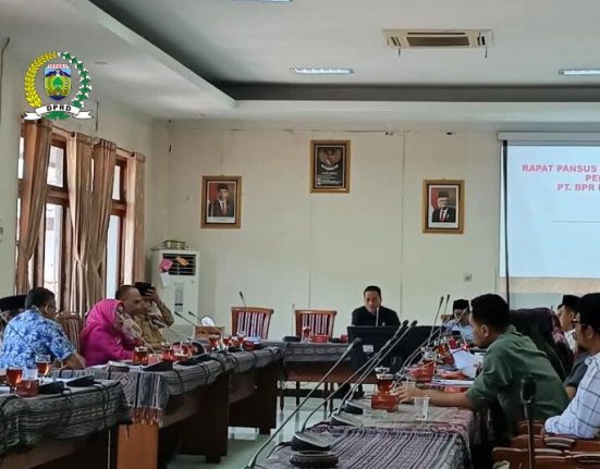 RAPAT: Suasana rapat Pansus Hak Interpelasi Pencabutan Izin PT BPR Bank Artha Jepara di Gedung DPRD Jepara pada Jumat, 26 Juli 2024. (Tomi Budianto/Mantranews.id)