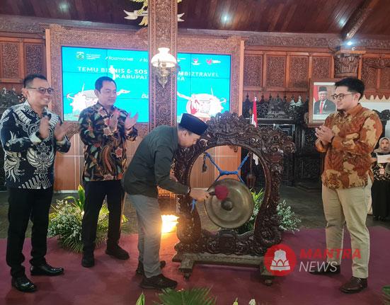 Penabuhan Gong yang dilakukan oleh PJ Bupati Jepara Edy Supriyanta