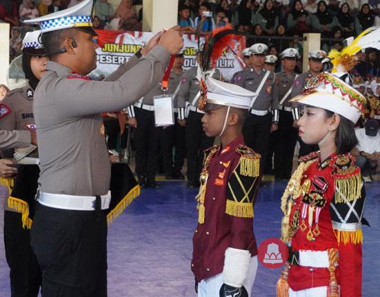 Pengalungan kartu tanda peserta perlombaan