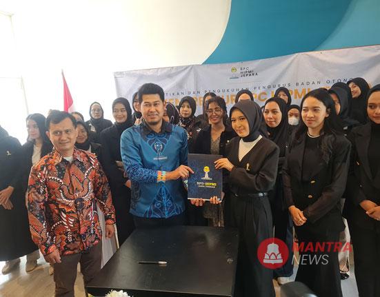 Penyerahan surat penugasan pengurus Womenpreneur