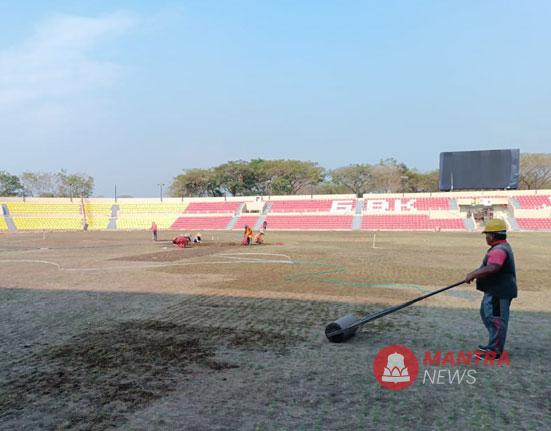 Petugas sedang meratakan pasir
