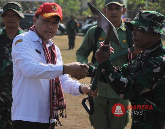 Pj Bupati Jepara Edy Supriyanta saat membuka TMMD