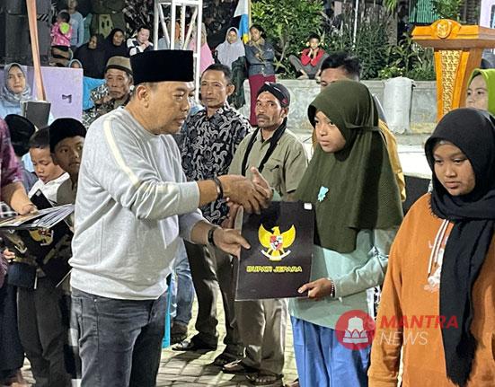 Pj Bupati Jepara Edy Supriyanta saat menyerahkan bantuan kepada warga Desa Tempur