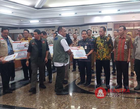 Sekda Kabupaten Jepara Edy Sujatmiko menerima bantuan dana