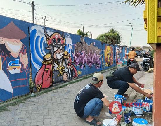 Seorang seniman muda sengan membuat karya seni grafiti