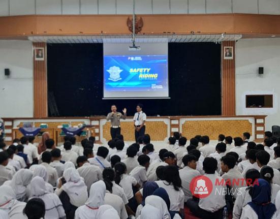 sosialisasi Safety Riding saat Operasi Patuh 2024 di SMA Negeri 1 Jepara