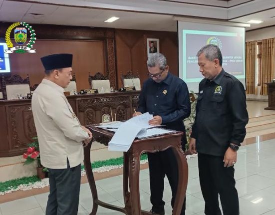 SIMBOLIS: Wakil Ketua DPRD Jepara, Pratikno (tengah) didampingi Junarso (kanan) menandatangani nota kesepamahaman KUA-PPAS 2025 yang disaksikan Penjabat Bupati Jepara Edy Supriyanta (kiri) pada rapat paripurna di DPRD Jepara, Kamis, 1 Agustus 2024. (Tomi Budianto/Mantranews.id)