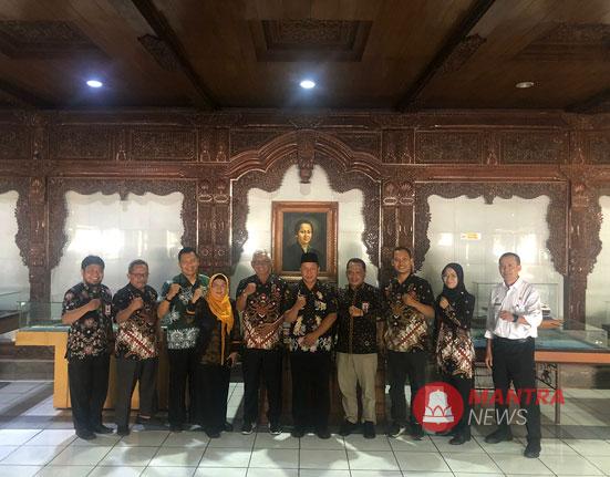 Foto bersama Agus Santoso
