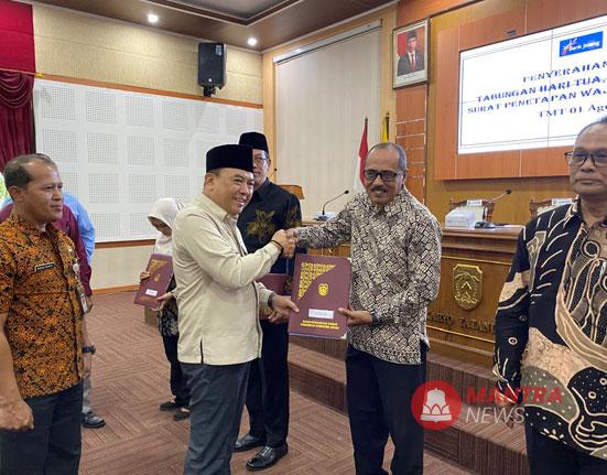 Pj Bupati Jepara Edy Supriyanta menyerahkan SK Pensiun