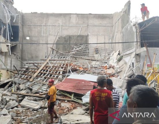 Atap salah satu bangunan di Pasar Besi, Kecamatan Pasar Kliwon, Solo, Jawa Tengah ambrol pada Senin (30/12) siang.