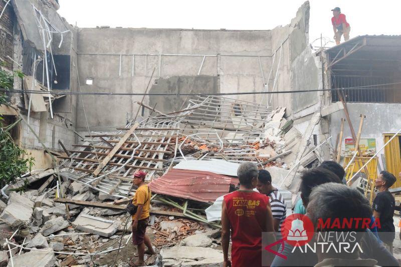 Atap salah satu bangunan di Pasar Besi, Kecamatan Pasar Kliwon, Solo, Jawa Tengah ambrol pada Senin (30/12) siang.