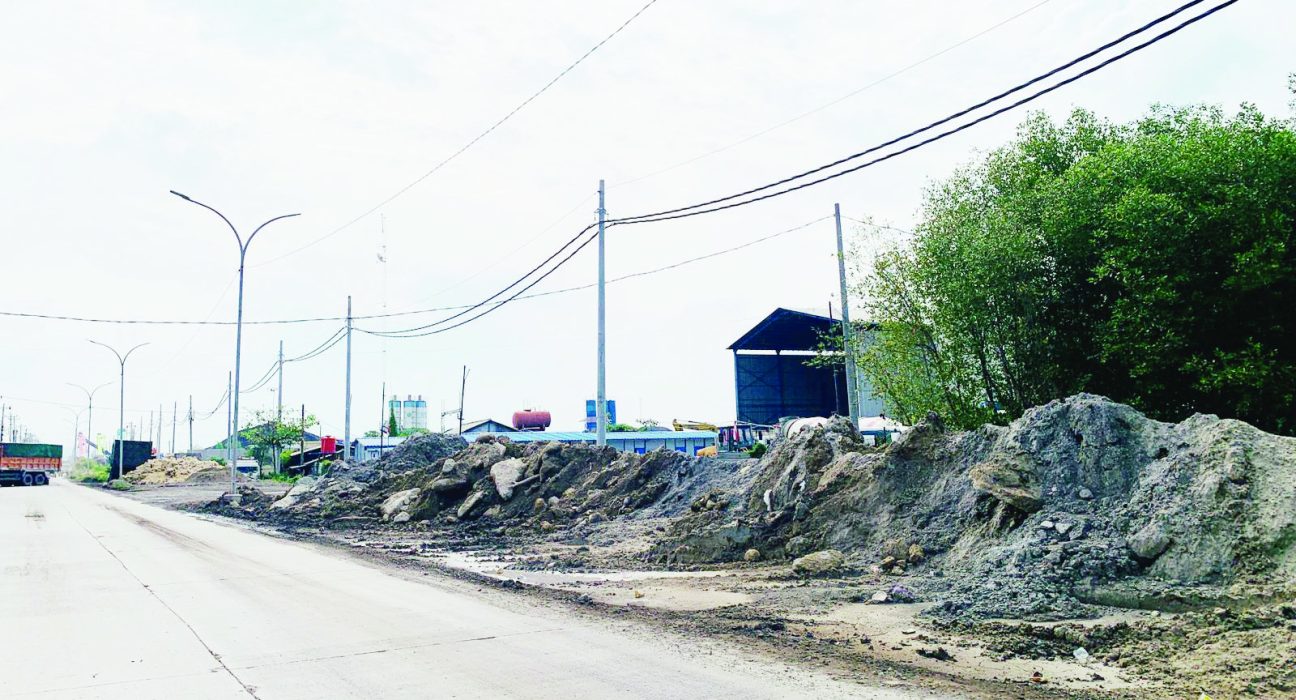 MENCEMARI LINGKUNGAN: Nampak limbah beton cair siap pakai yang telah mengeras tercecer di tepian jalan menuju Pelabuhan Kendal.