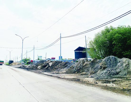 MENCEMARI LINGKUNGAN: Nampak limbah beton cair siap pakai yang telah mengeras tercecer di tepian jalan menuju Pelabuhan Kendal.