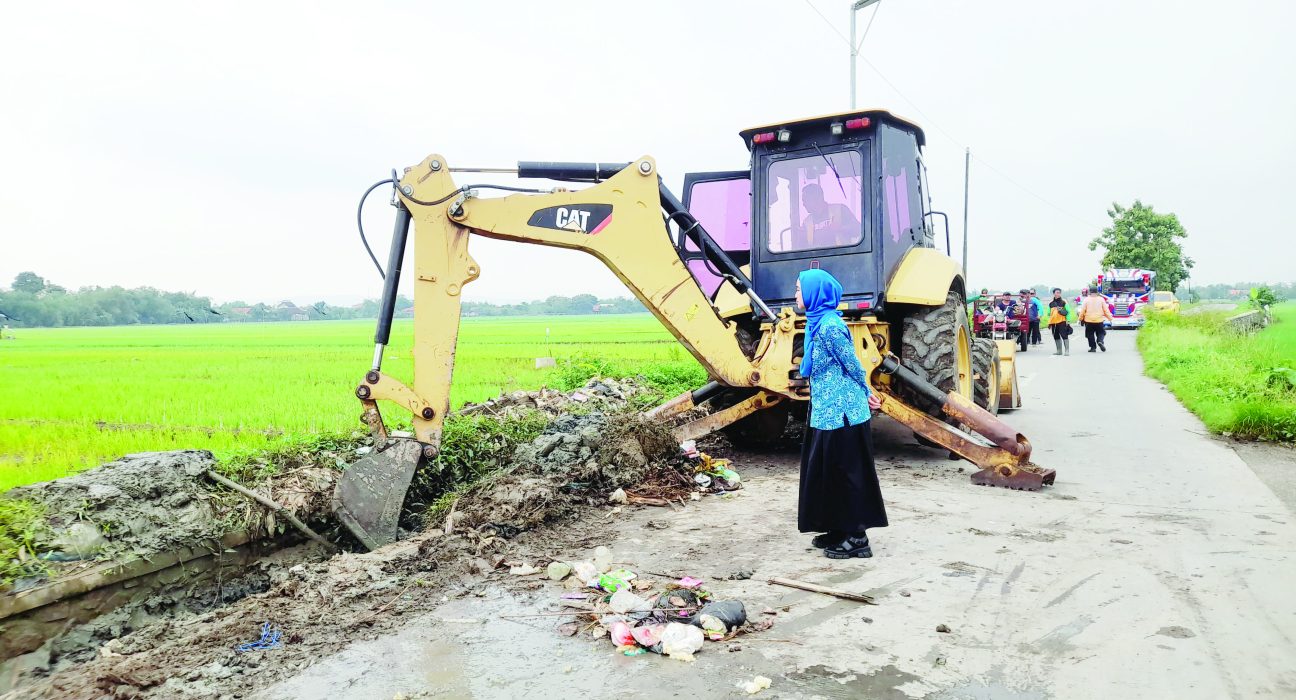 Istri Bupati Kendal Wynne Frederica atau Chacha Frederica memantau pembersihan sampah di selokan sepanjang jalan Desa Tambakrejo-Bulugede, Kecamatan Patebon, Kabupaten Kendal, Senin (30/12).