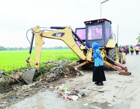 Istri Bupati Kendal Wynne Frederica atau Chacha Frederica memantau pembersihan sampah di selokan sepanjang jalan Desa Tambakrejo-Bulugede, Kecamatan Patebon, Kabupaten Kendal, Senin (30/12).