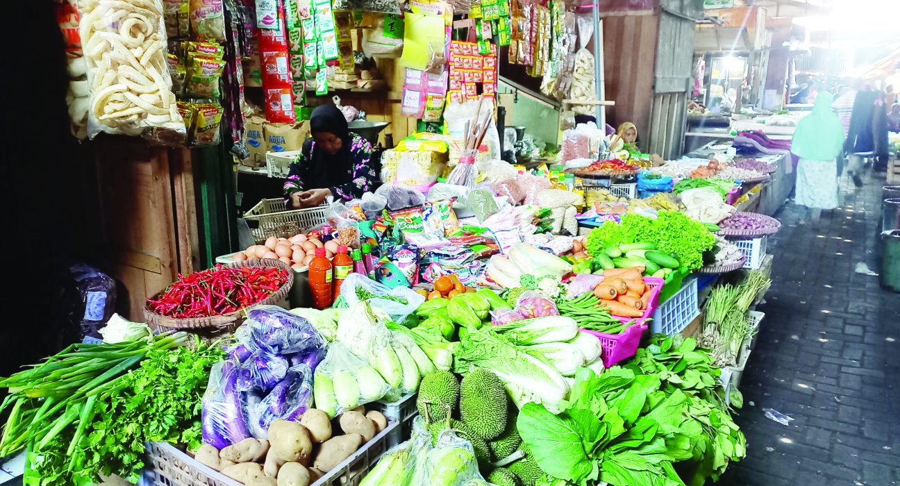 Lapak pedagang bahan pokok dapur sepi pembeli.
