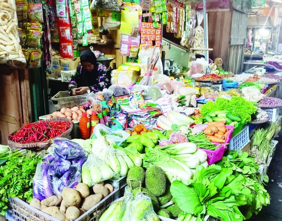 Lapak pedagang bahan pokok dapur sepi pembeli.