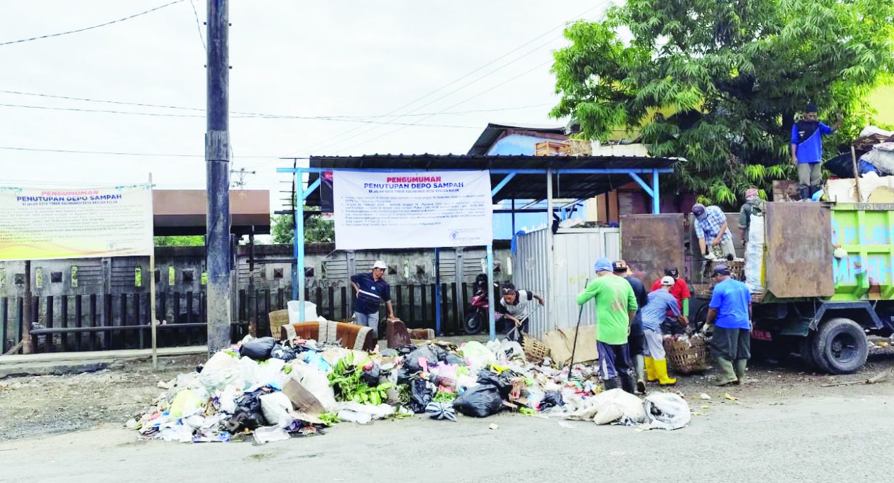 Petugas kebersihan di Kabupaten Kendal sedang memindahkan sampah yang menumpuk di depo sampah area Kaliwungu, Kabupaten Kendal, belum lama ini.