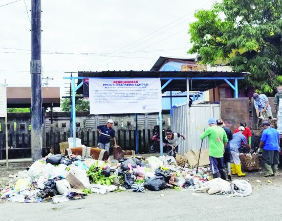 Petugas kebersihan di Kabupaten Kendal sedang memindahkan sampah yang menumpuk di depo sampah area Kaliwungu, Kabupaten Kendal, belum lama ini.