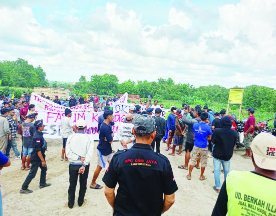 Ratusan warga Desa Winong, Kecamatan Ngampel, Kendal mendemo lokasi tambang galian C pada Senin (30/12).