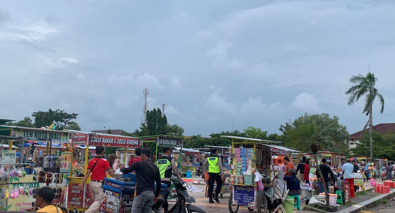 PKL di Alun-Alun Demak