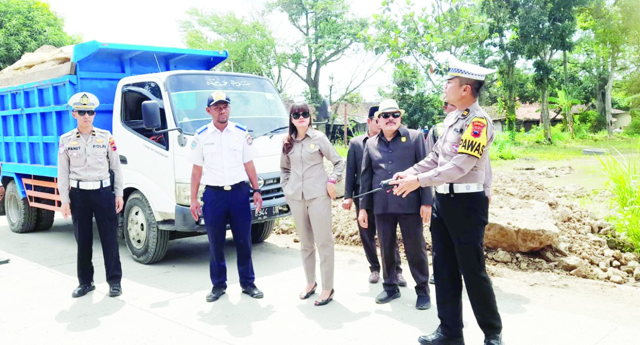 Jajaran Komisi C DPRD Kendal beserta Satlantas dan personel Dishub Kendal melakukan penertiban armada truk dump galian C di Dukuh Magangan, Desa Jatirejo, Kecamatan Ngampel, Kendal pada Sabtu, 4 Januari 2025.