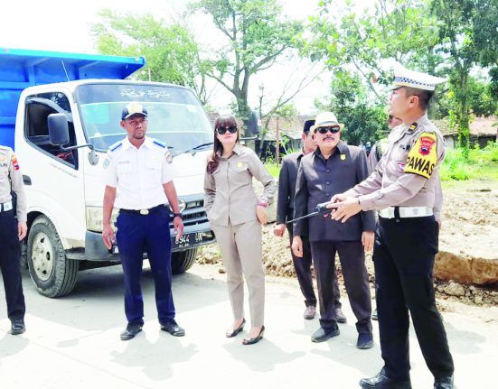 Jajaran Komisi C DPRD Kendal beserta Satlantas dan personel Dishub Kendal melakukan penertiban armada truk dump galian C di Dukuh Magangan, Desa Jatirejo, Kecamatan Ngampel, Kendal pada Sabtu, 4 Januari 2025.