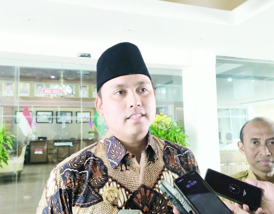 Bupati Kendal Dico Ganinduto.
