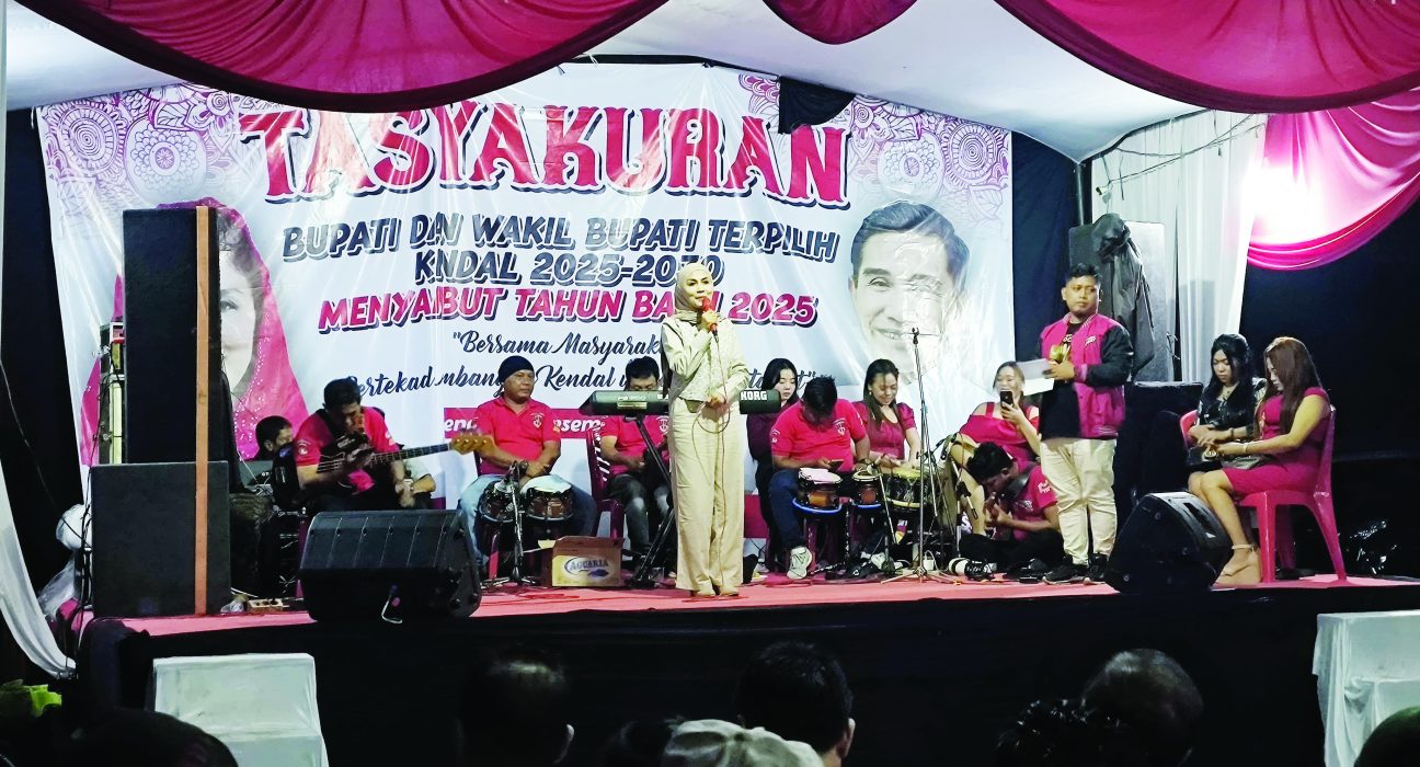 Calon Bupati Kendal terpilih Dyah Kartika Permanasari sedang menyambut tamu yang hadir dalam acara tasyakuran menyambut tahun baru di Posko Pemenangan Kendal, Selasa malam, 31 Desember 2024.