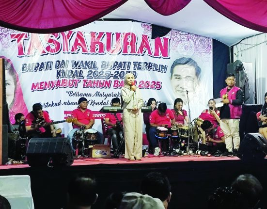 Calon Bupati Kendal terpilih Dyah Kartika Permanasari sedang menyambut tamu yang hadir dalam acara tasyakuran menyambut tahun baru di Posko Pemenangan Kendal, Selasa malam, 31 Desember 2024.