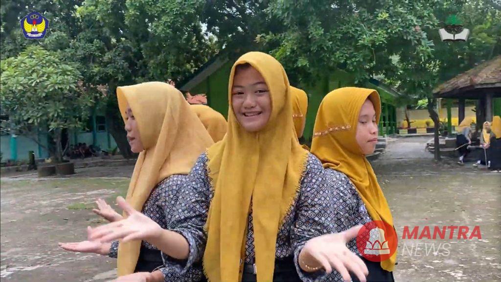 Hebat! Siswa-siswi SMPN 1 Sluke Suarakan Aksi Peduli Lingkungan lewat Cipta Lagu bertema Adiwiyata 2 SMPN 1 Sluke