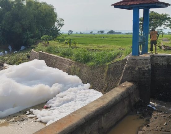 Limbah Busa di Sungai Bibis