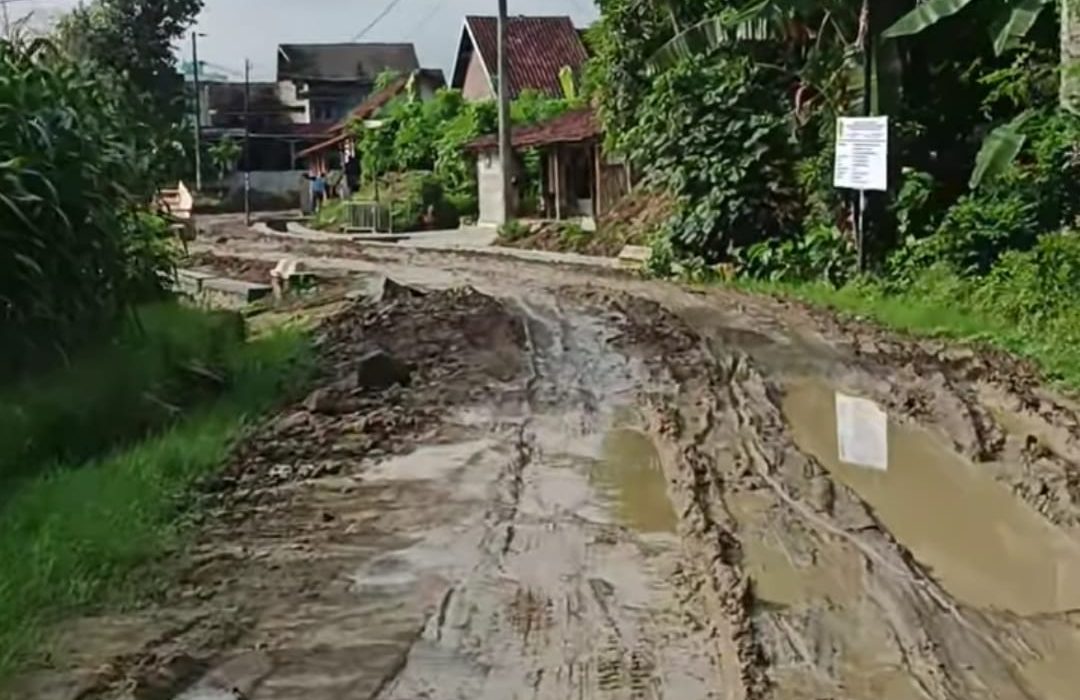 Jalan Desa Sinomwidodo