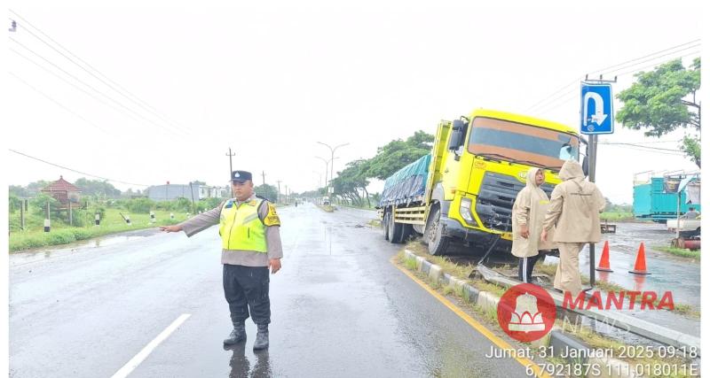 Ngeri! Sebuah Truk Tronton Trabas Pembatas Jalan Lingkar Selatan Pati, Diduga Karena Ini 2 Jalan Lingkar Selatan Pati