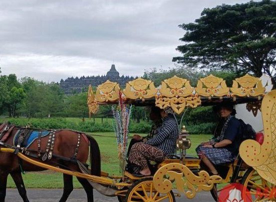Para pengunjung pertama Candi Borobudur tahun 2025 disambut dengan naik andong dari kawasan Kujon sampai ke Marga Utama, di Magelang, Rabu (1/1).