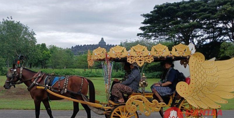 Para pengunjung pertama Candi Borobudur tahun 2025 disambut dengan naik andong dari kawasan Kujon sampai ke Marga Utama, di Magelang, Rabu (1/1).